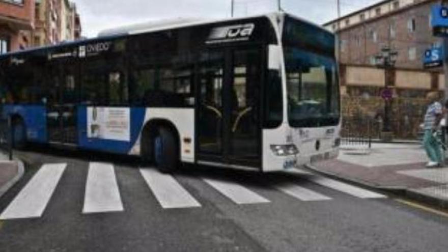 Un hombre de 74 años manosea a una menor en la guagua tres veces en tres días