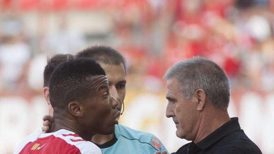 Herrera tranquiliza a Uche, después de una trifulca entre jugadores.