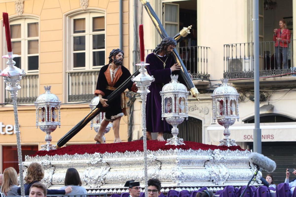 Simón de Cirene ayuda al Nazareno de la Pasión a cargar la cruz.