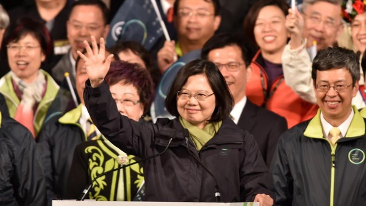 Partido Democrático Progresista (DPP) candidato a la presidencia, Tsai Ing-wen (C) gestos como ella celebra junto contraparte Chen Chien-jen (R) después de ganar las elecciones en Taipei el 15 de enero de 2016