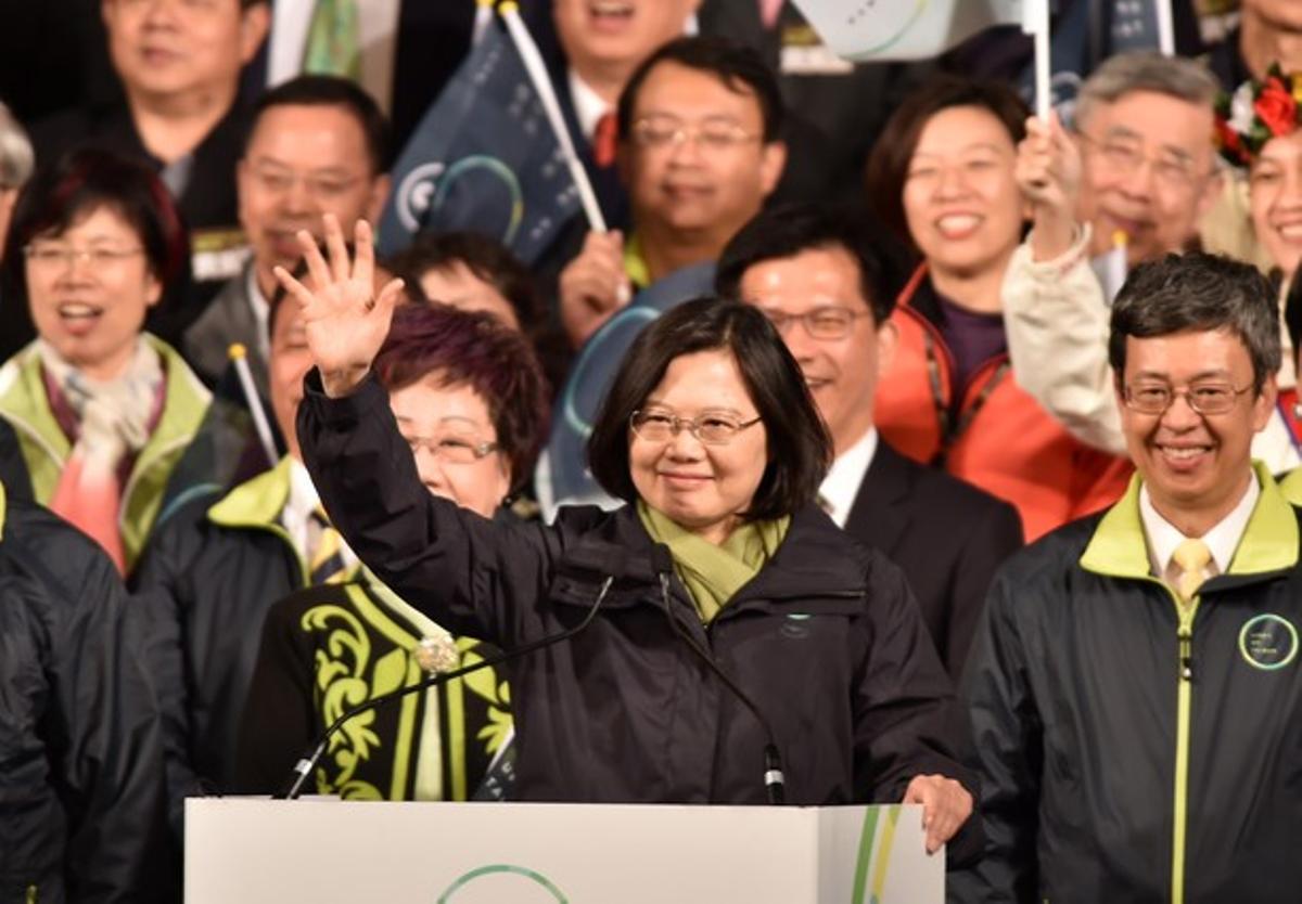 Partit Democràtic Progressista (DPP) candidat a la presidència, Tsai Ing-wen (C) gestos com ella celebra junt contrapart Chen Chien-jen (R) després de guanyar les eleccions a Taipei el 15 de gener de 2016