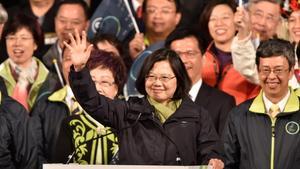 Partit Democràtic Progressista (DPP) candidat a la presidència, Tsai Ing-wen (C) gestos com ella celebra junt contrapart Chen Chien-jen (R) després de guanyar les eleccions a Taipei el 15 de gener de 2016