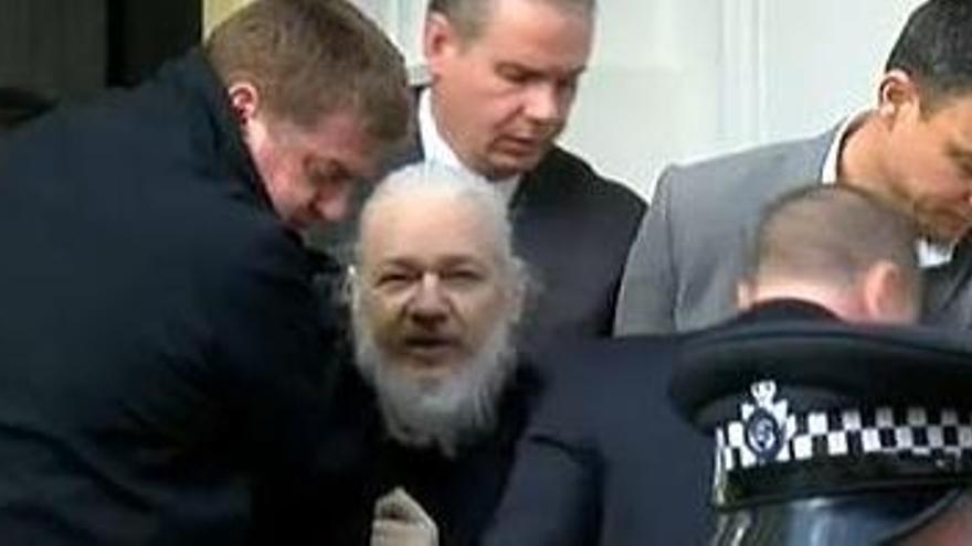 Julian Assange, al salir de la embajada de Ecuador.