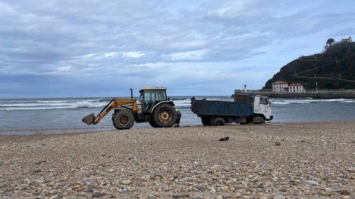 El rescate del camión atrapado en la playa de Ribadesella
