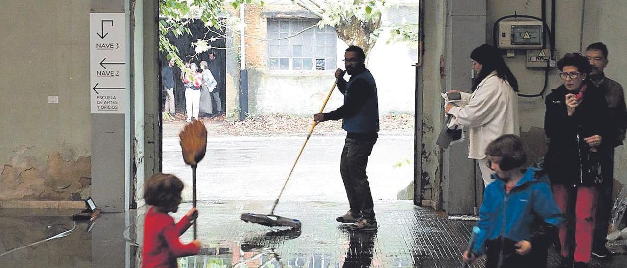 Daños en un garaje de La Corredoria y una cuadra de Bueño. Abajo, dos operarios en la depuradora de Bueño, ayer. | Irma Collín