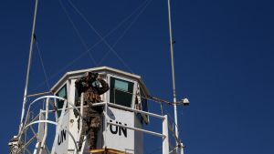 Archivo - Un casco azul de la Fuerza Interina de Naciones Unidas para Líbano (FINUL) en un puesto de observación en Líbano.