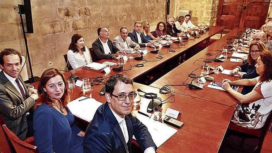 La presidenta Francina Armengol y los consellers Negueruela y Pons con los representantes de los consells, patronales y sindicatos.