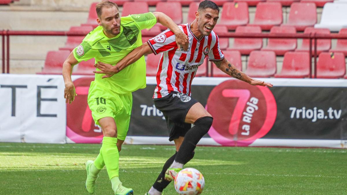 Cristian Herrera pugna con un rival del Logroñés por hacerse con la posesión del balón.
