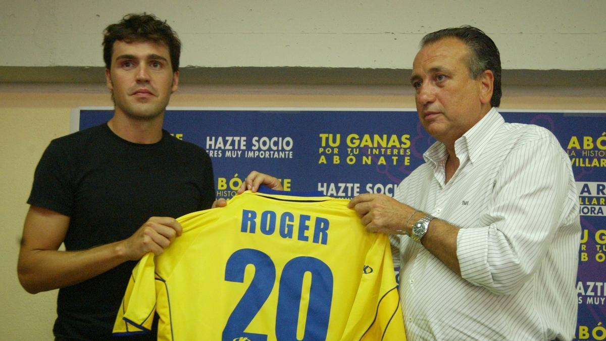Presentación de Roger como jugador del Villarreal en agosto del 2003.