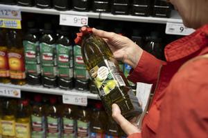 El Gobierno bajará el IVA del aceite de oliva al 0% a partir de julio