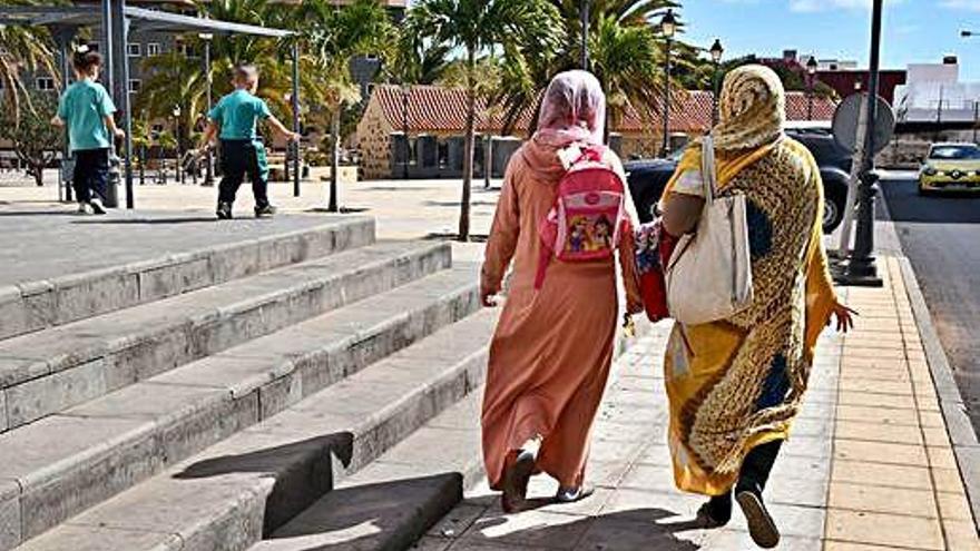 Varias ciudadanas saharauis pasean con sus hijos por la plaza de Sardina.