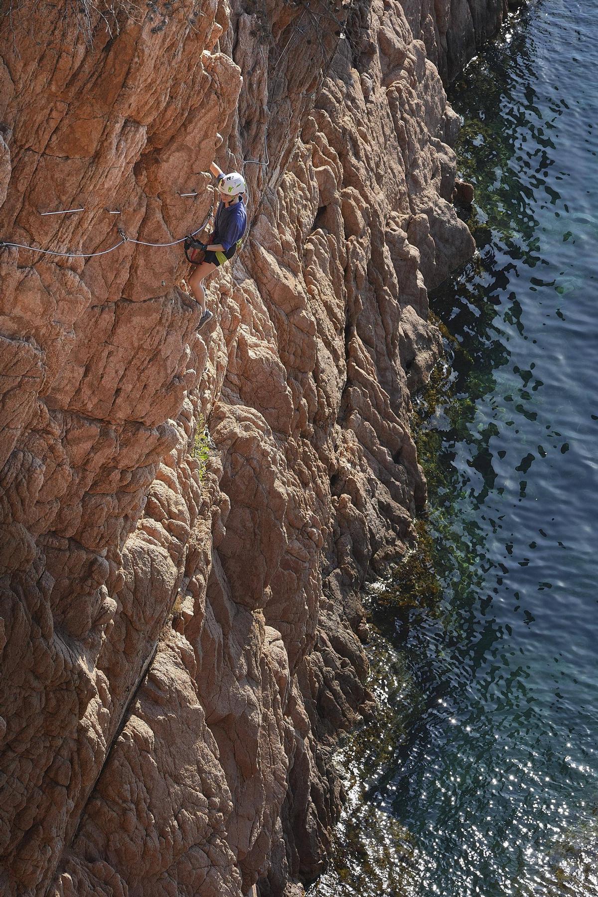 Les imatges de la via ferrada de la Cala del Molí que hauran de desmantellar Les imatges de la via ferrada de la Cala del Molí que hauran de desmantellar