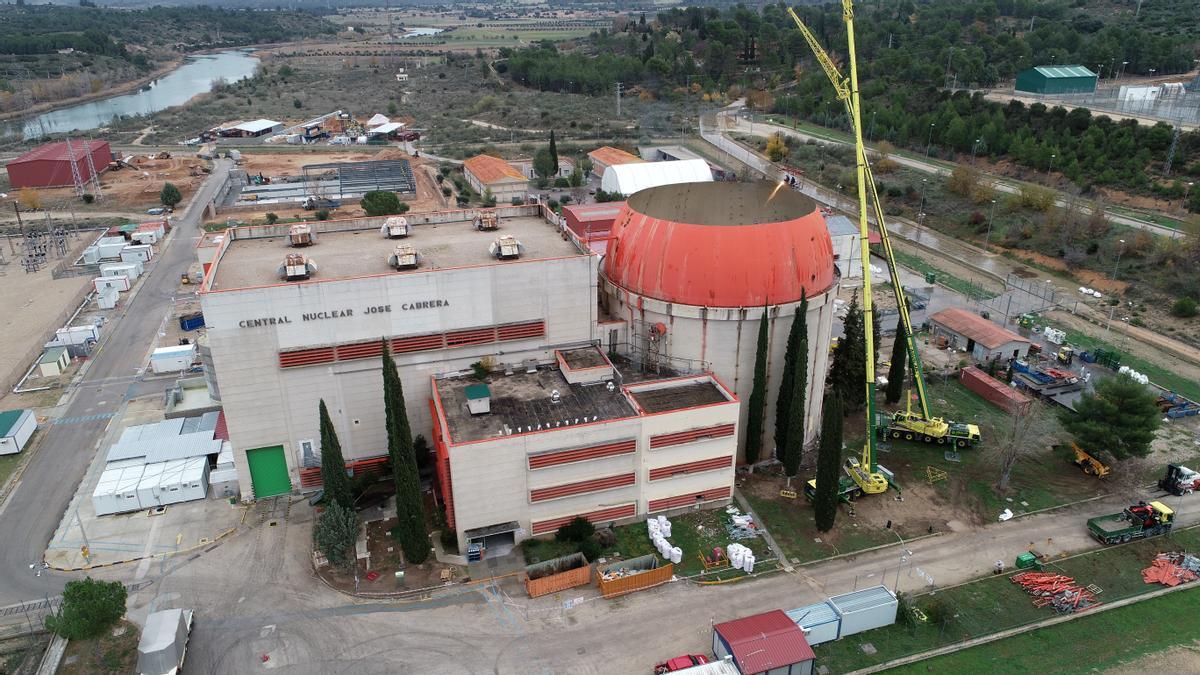 Trabajos de retirada de la cúpula de contención de la central de José Cabrera (Zorita)