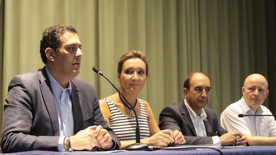 La directora general de Telecomunicaciones María Victoria Seco entre el delegado de la Junta, Alberto Castro y el vicepresidente de la Diputación, Aurelio Tomás