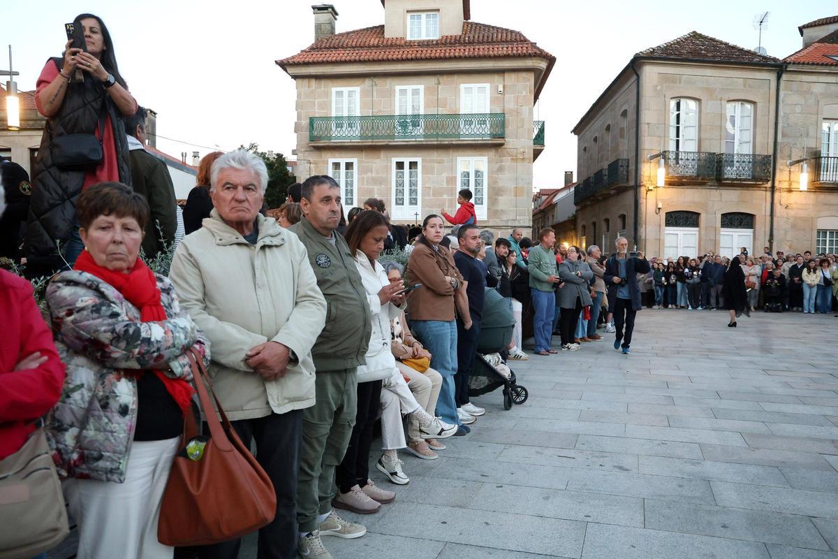 Público que acudió al desfile religioso.