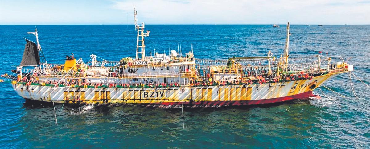 Imatge d’un dels vaixells que operen en la zona no regulada de l’Atlàntic sud