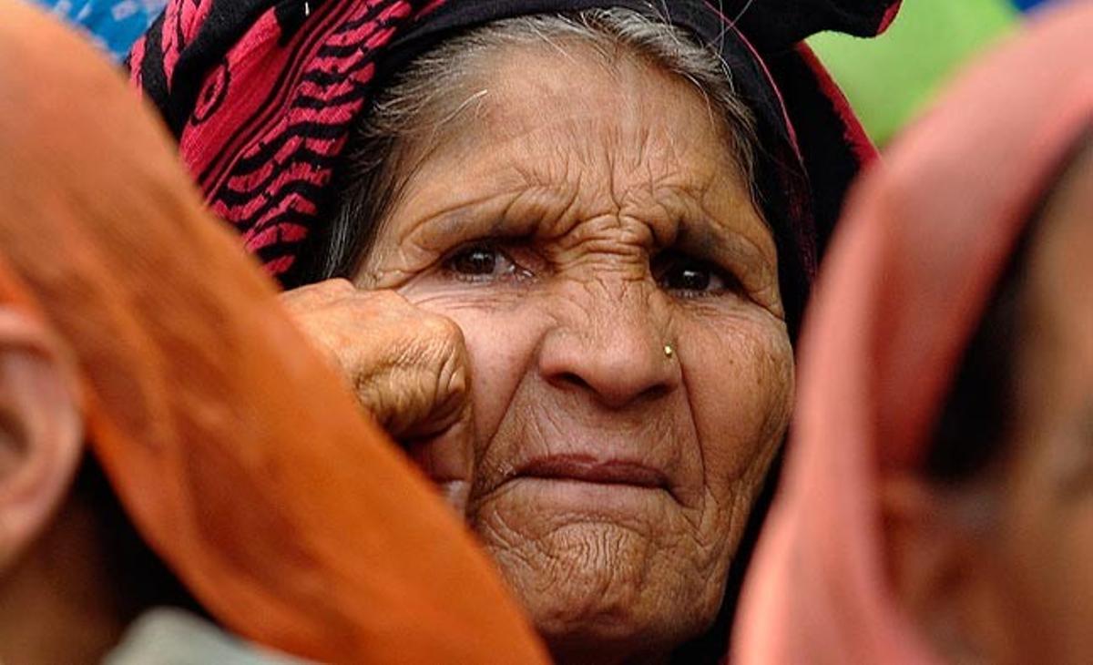 Una dona assisteix aquest dimarts a Nova Delhi (Índia) a una protesta contra l’augment del cost de la vida i l’expropiació de terres de cultiu. Quatre persones, entre elles un policia, han mort a la capital índia en enfrontaments per les baixes compensacions del Govern per aquestes expropiacions.