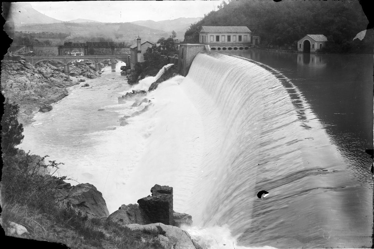 Presa de la central hidroelèctrica del Pasteral. La Cellera de Ter, 1911- 1944. Fons Valentí Fargnoli. Inspai
