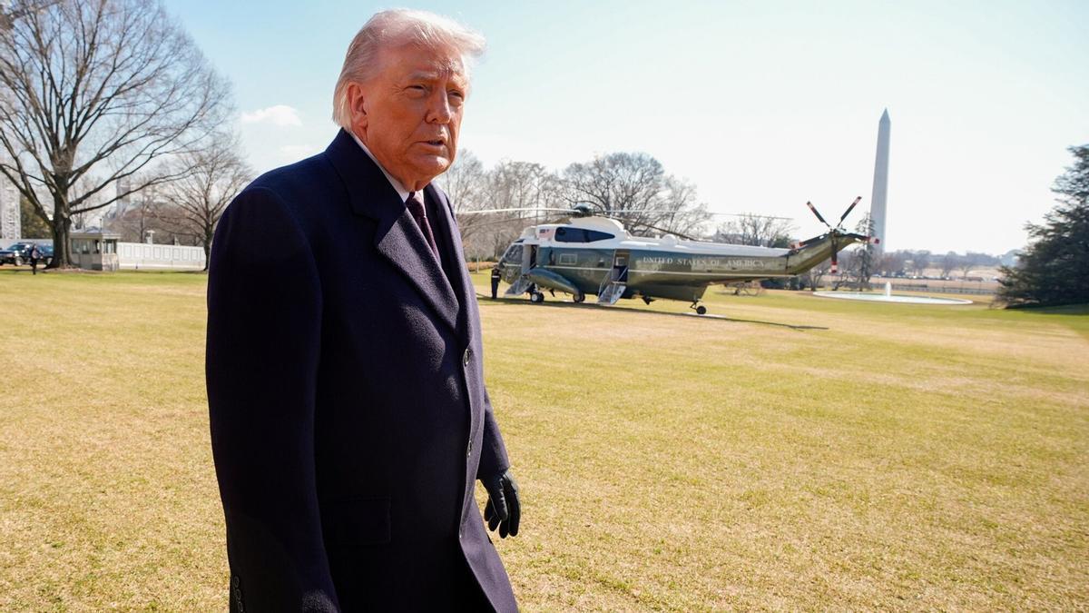 El presidente de Estados Unidos, Donald Trump, camina por el Jardín Sur de la Casa Blanca antes de subir al Marine One en Washington, DC, Estados Unidos, el viernes 27 de febrero de 2026