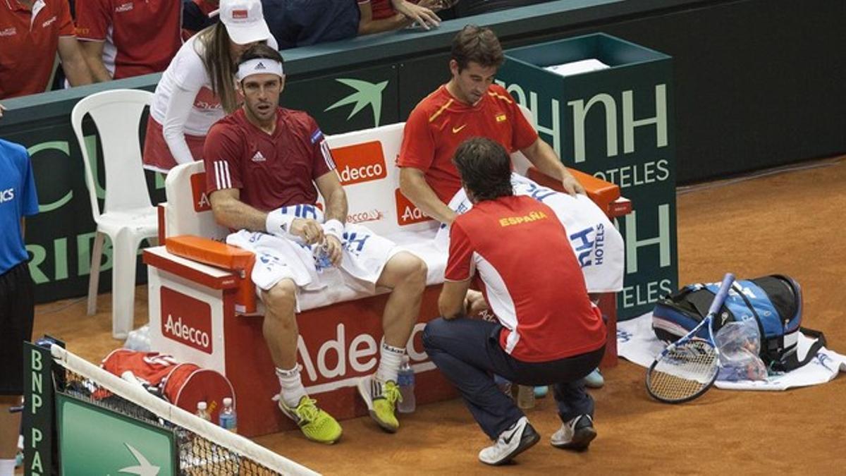 Carlos Moyà da instrucciones a Davis Marrero y Marc López durante el duelo contra la pareja brasileña.