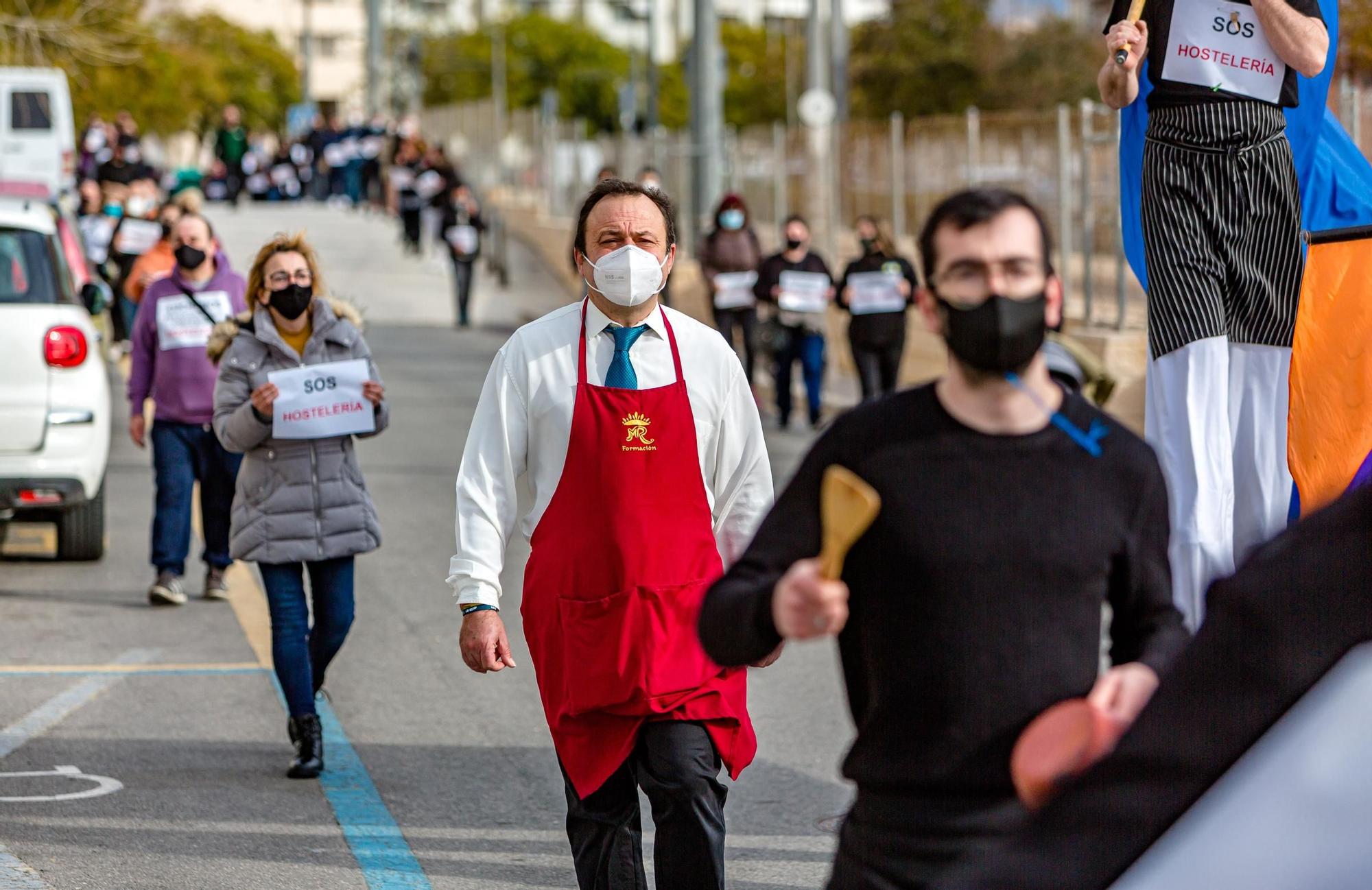 Cerca de 500 personas se manifiestan en La Vila contra el nuevo cierre de la hostelería y la falta de ayudas