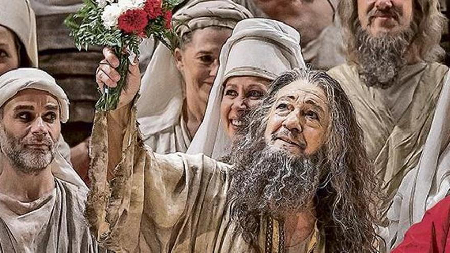 Plácido Domingo saluda al público anoche tras el final de la representación de «Nabucco» en València.