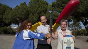 Mari Carmen, Joan y Herminia, junto a la escultura encargada a Claes Oldenburg para los Juegos del 92 (las cerillas gigantes sitas en la avenida del Cardenal Vidal i Barraquer)