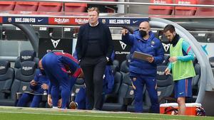 Pjanic recibiendo instrucciones antes de salir al campo