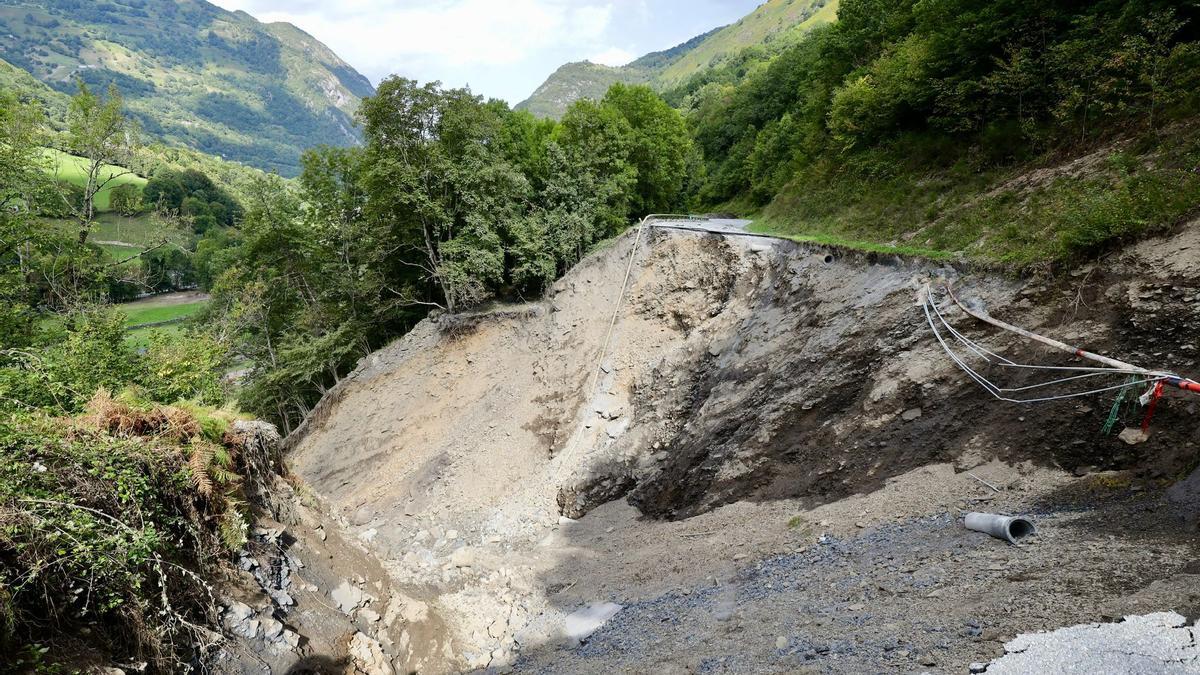 Socavón en la carretera francesa RN-134, antes de llegar a Urdos.