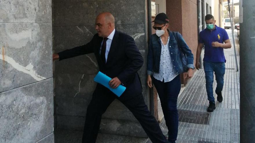 El letrado Fernando Barutell y la esposa de Maamar Kelii entran en los Juzgados.