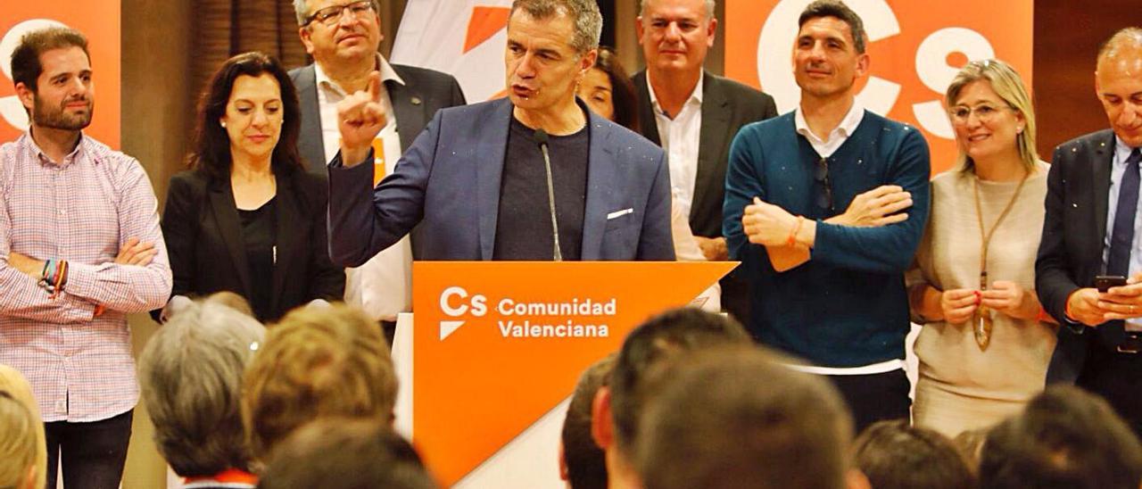 Toni Cantó en un acto de Ciudadanos con algunos diputados autonómicos detrás de él. | M. A. MONTESINOS