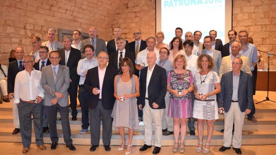 Foto de familia de los facultativos galardonados con insignias de oro y de plata.