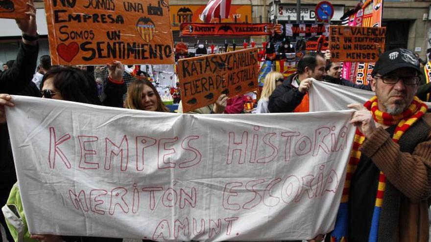 Aficionados exigen la marcha de Peter Lim del Valencia CF, antes de la pandemia.  | F. CALABUIG/SD