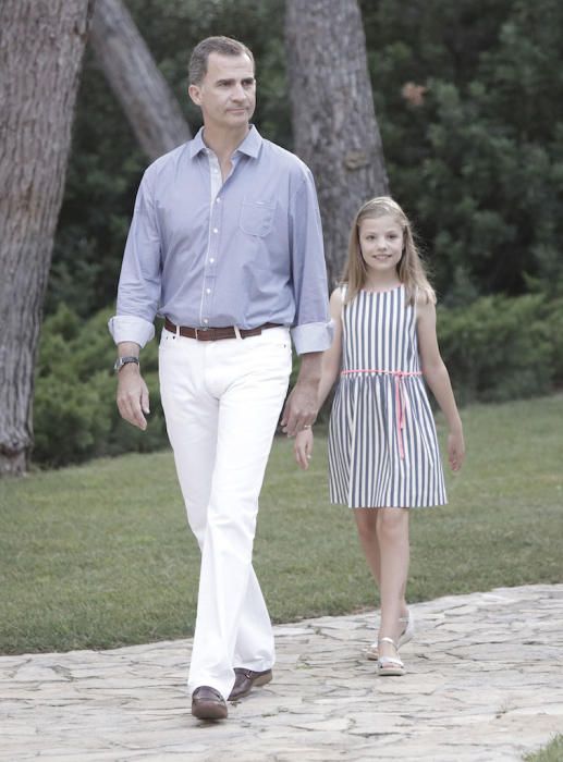 Es war wieder soweit für das offizielle Urlaubsfoto auf Mallorca: König Felipe, Königin Letizia sowie die Töchter Leonor und Sofía haben am Donnerstag (4.8.) in den Gärten der königlichen Sommerresidenz zum Familienbild Aufstellung genommen.