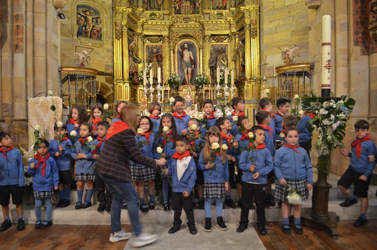 Ofrenda floral del colegio San Vicente de Paúl de Benavente a la Virgen de la Vega, en imágenes