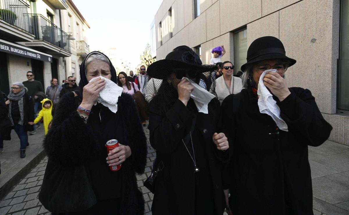 Las «viudas» de la Rincha y la Rinchiña, entre la comitiva fúnebre.
