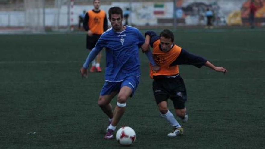 Manuel Castellano &quot;Lillo&quot;, ayer, durante el partido contra el equipo juvenil.