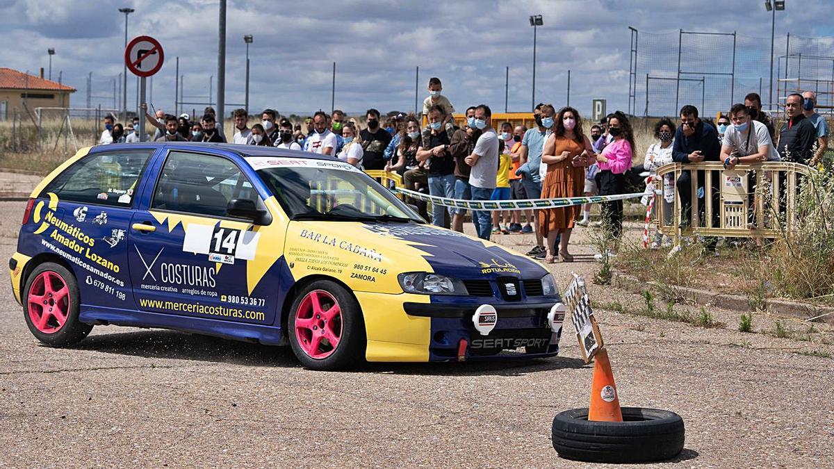 El zamorano Manuel Vaquero se emplea a fondo con su Seat Ibiza en el circuito zamorano.