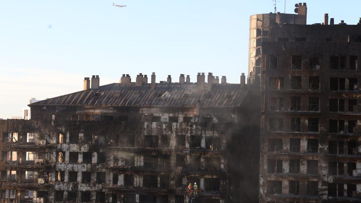 Imagen de los edificios incendiados en el barrio de  Campanar.