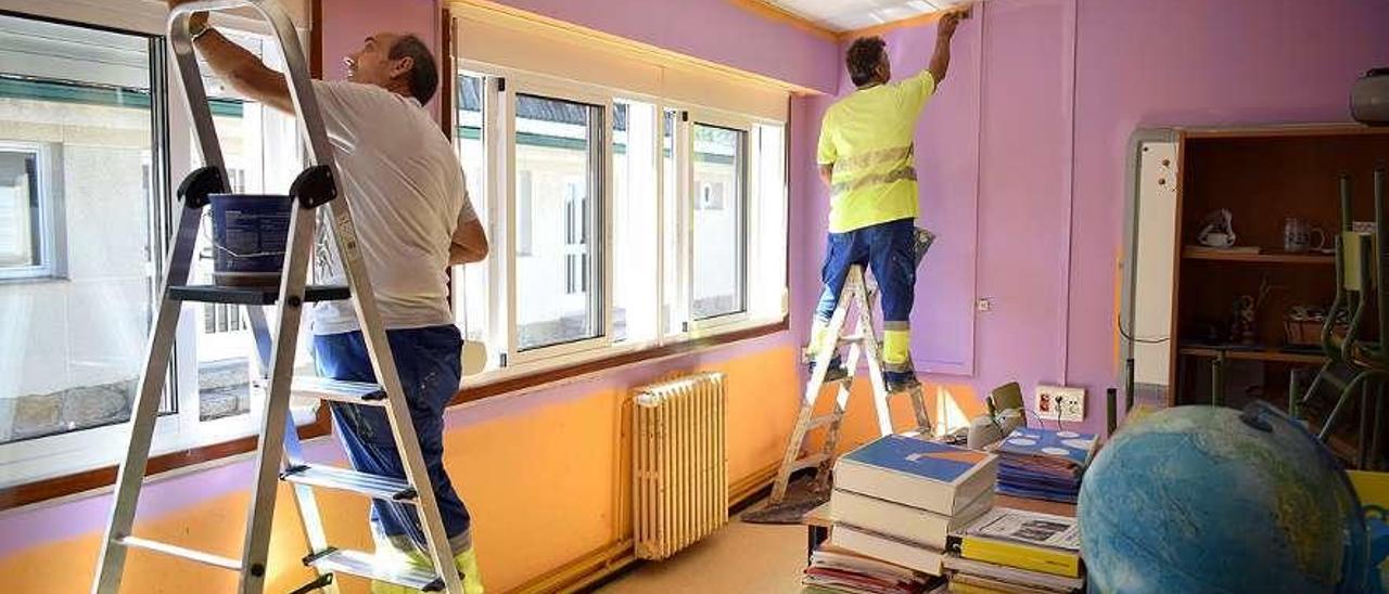 Pintado de un aula en el colegio de Baño, en Valga. // FdV