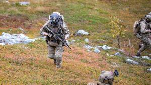 Archivo - September 22, 2023 - Bardufoss, Norway - A Green Beret with U.S. Army 10th Special Forces Group (Airborne) moves to secure the area and begin searching for two injured pilots during a personnel recovery training scenario as part of exercise Adam