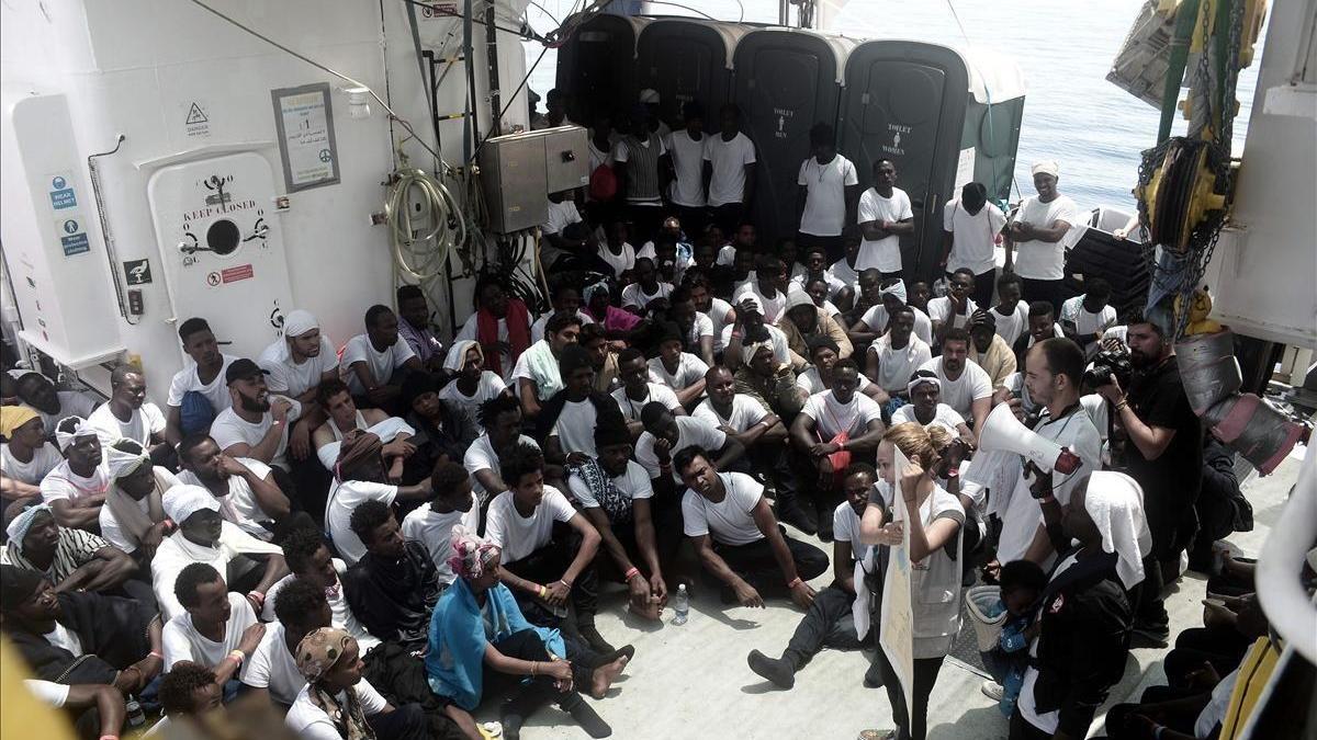 Un barco de la Guardia costera italiana con 177 migrantes espera un puerto