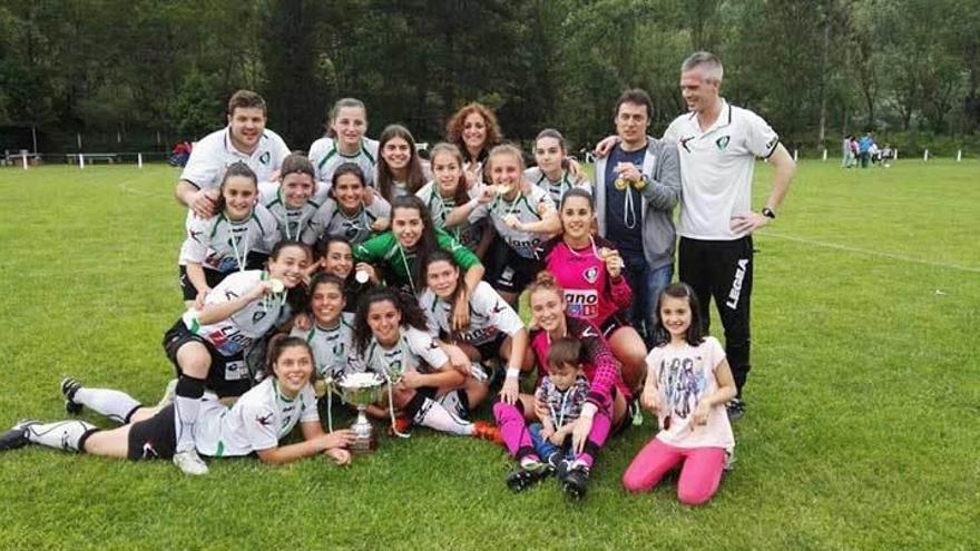 La plantilla del Oviedo Moderno B, con la Copa Federación.