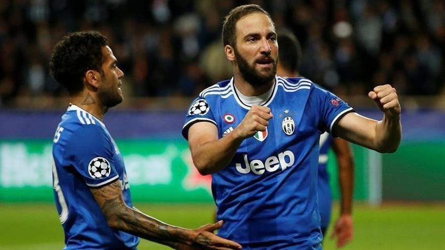 Higuaín y Dani Alves allanan el camino a Cardiff del Juventus (0-2)