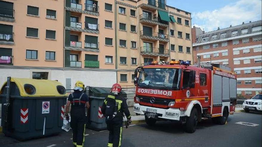 Los bomberos, en el lugar de la medición de gas. // Rafa Vázquez