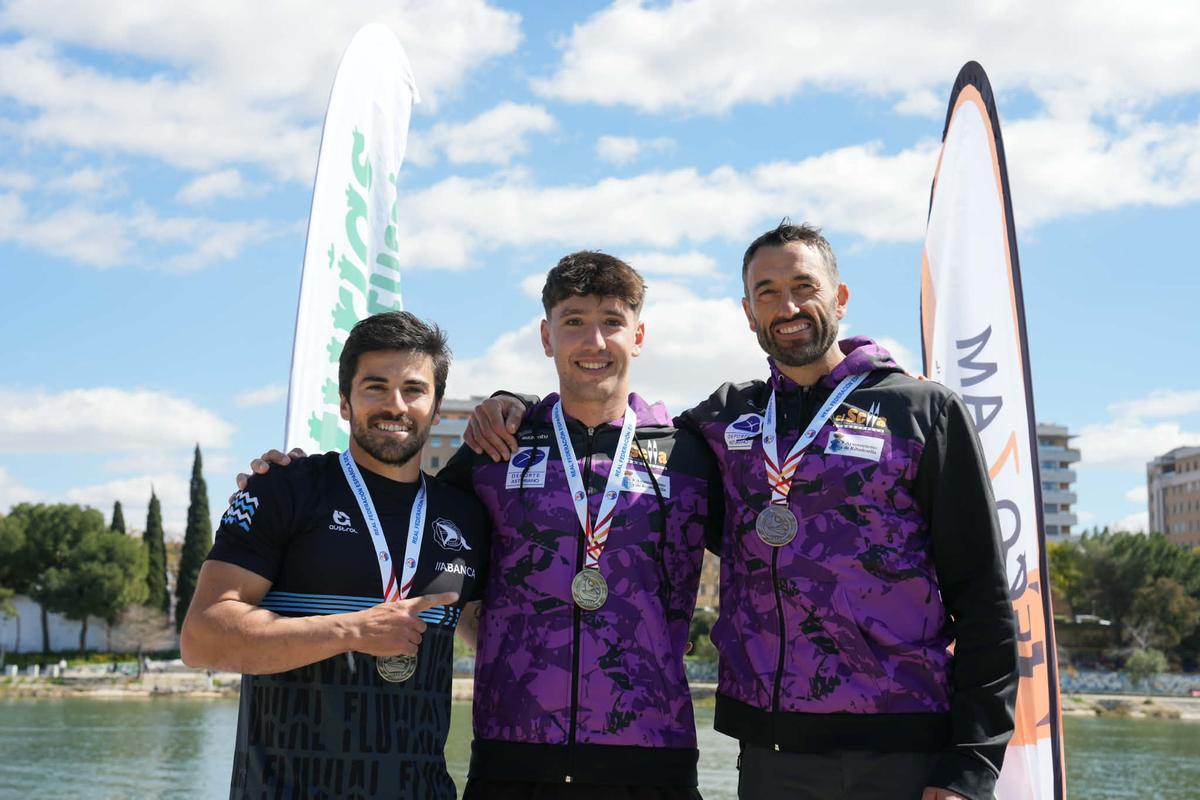Paco Cubelos, Bertin Llera y Walter Bouzan, con sus medallas en podio