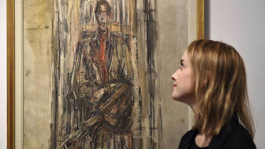 Una empleada del museo contempla la obra &quot;Diego sentado&quot; del artista suizo Alberto Giacometti, en la exposición que hoy se abre al público.