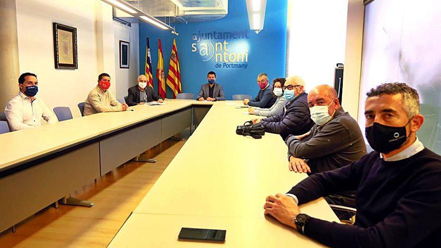 Reunión entre representantes municipales y de Pimeef.