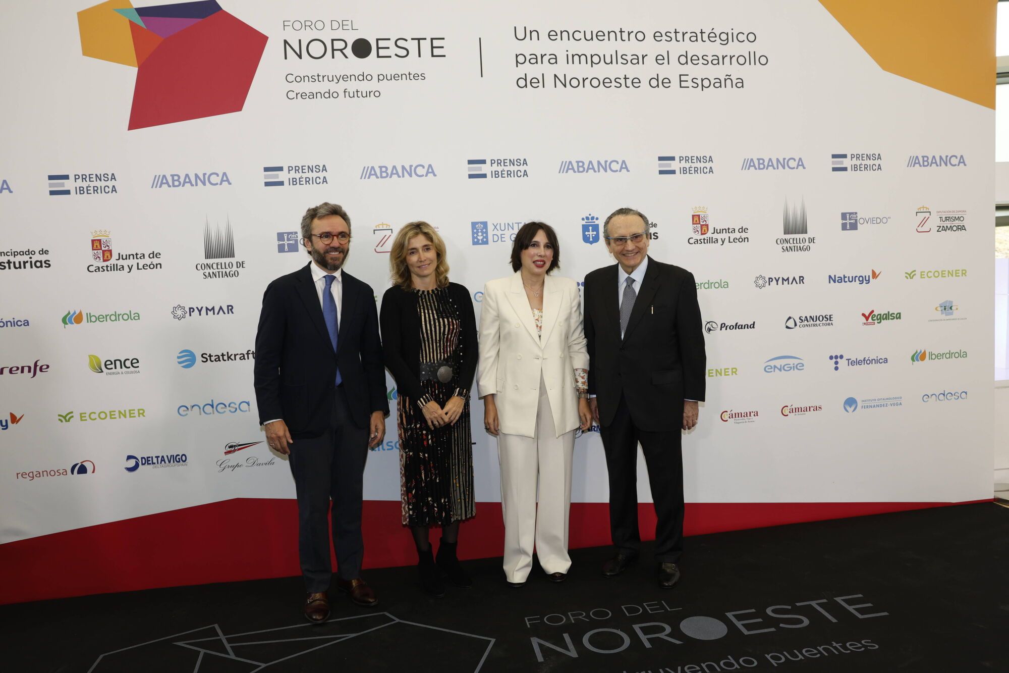 Aitor Moll, Ainhoa Moll, María Jesús Lorenzana, conselleira de Economía e Industria de la Xunta de Galicia, y Javier Moll.