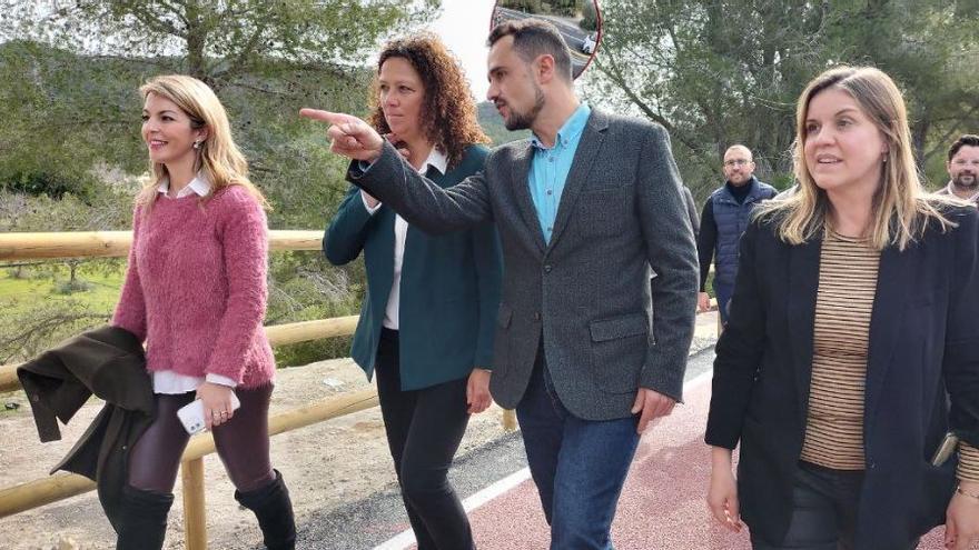 Verkehrsdezernent Iván Sevillano im Gespräch mit Inselratspräsidentin Catalina Cladera. Links Bürgermeisterin Estefanía Gonzalvo.